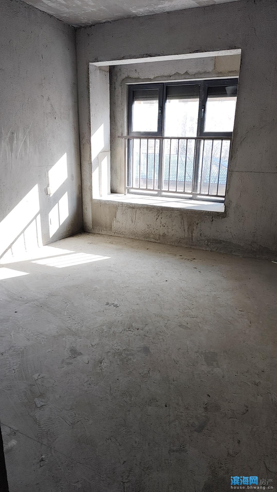出售锦绣苑中间楼层纯毛坯2室93平52.8万带车库，看房方便