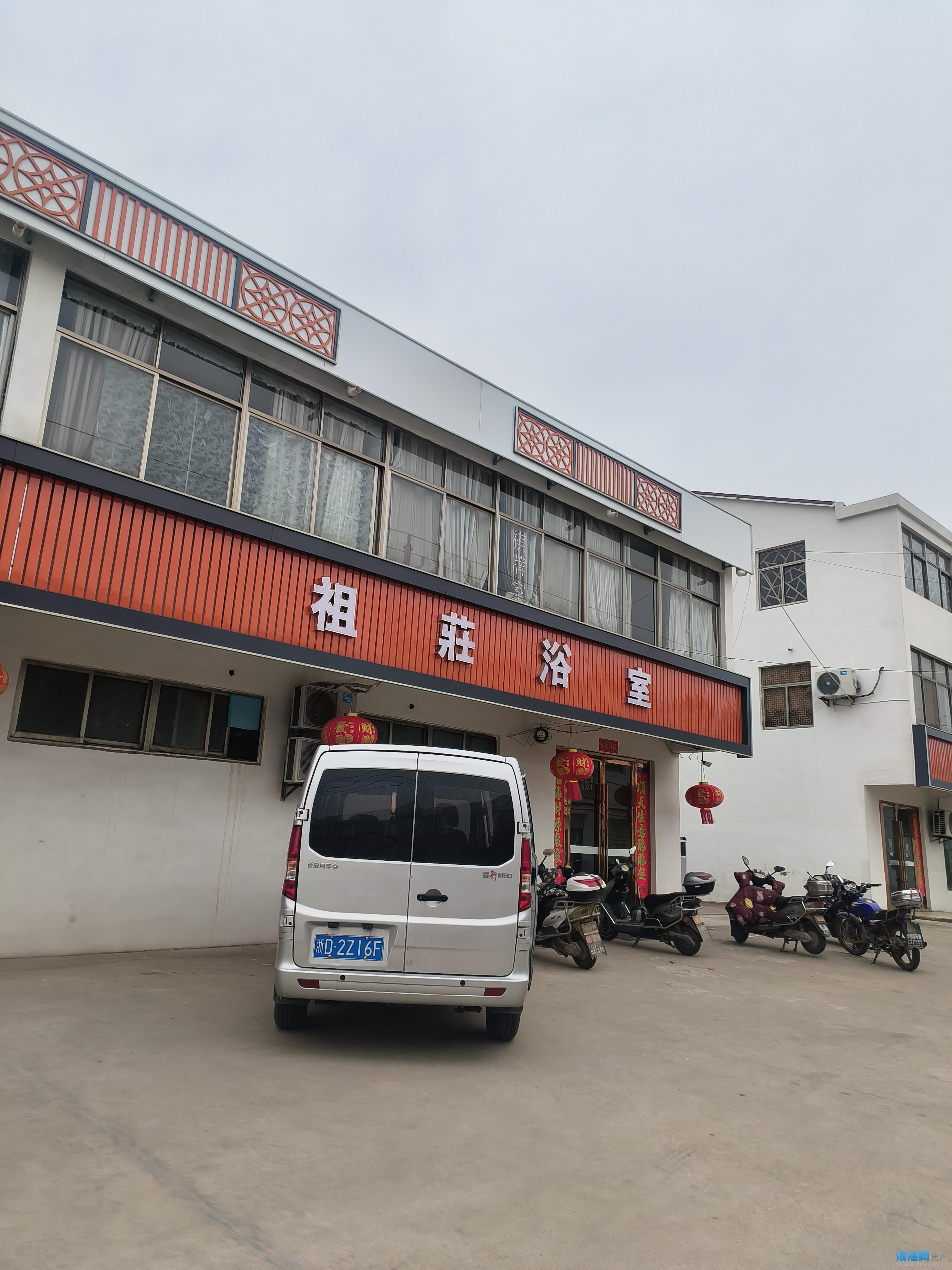 出售,九公里沿街门面房8间,房子800平方. 有空地5亩,有院子