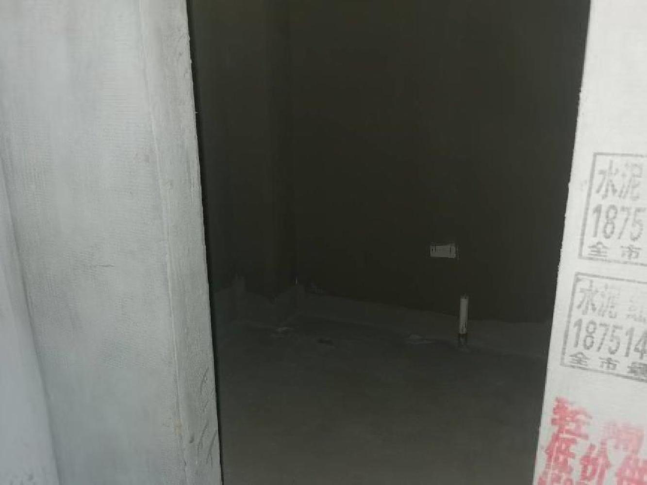 华芳国际中间 小高层 三开间朝南 南北通透 有钥匙随时看