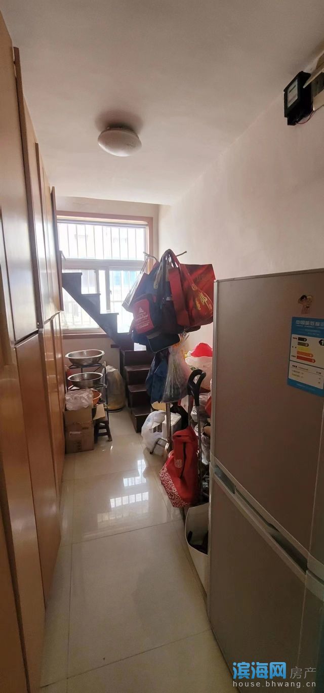 三实小滨中本部校区房，二室带车库，有阁楼送储藏室，满五年税少
